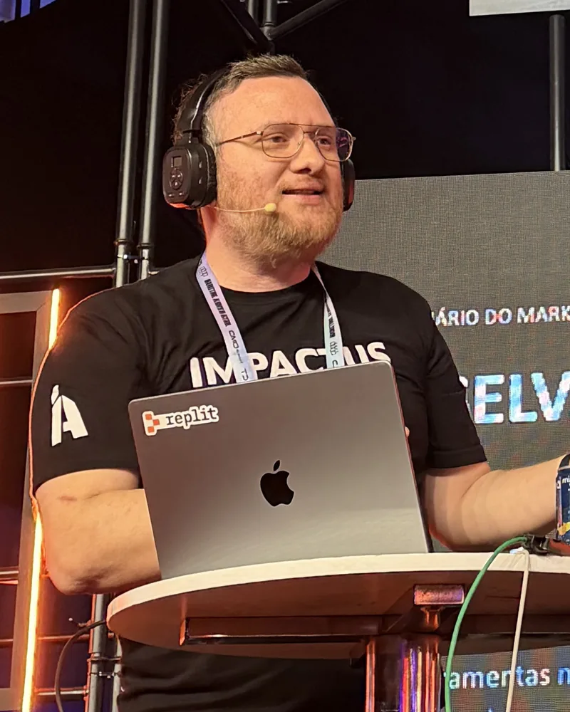 Elber Domingos no palco, com headset e notebook